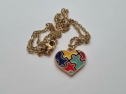 Guldfärgat halsband med flerfärgad pusselbit / medvetenhet