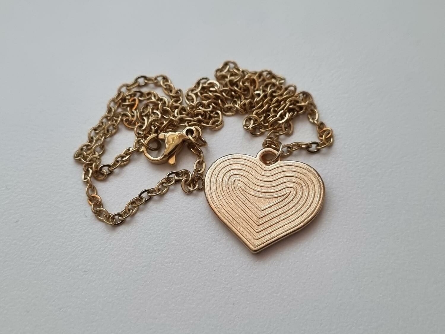 Guldfärgat halsband med flerfärgad pusselbit / medvetenhet