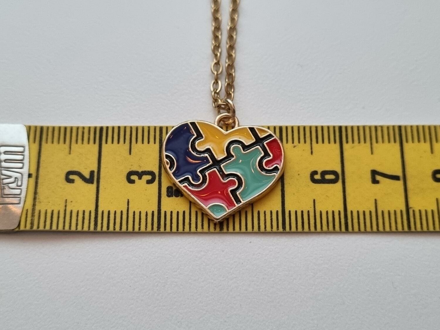 Guldfärgat halsband med flerfärgad pusselbit / medvetenhet