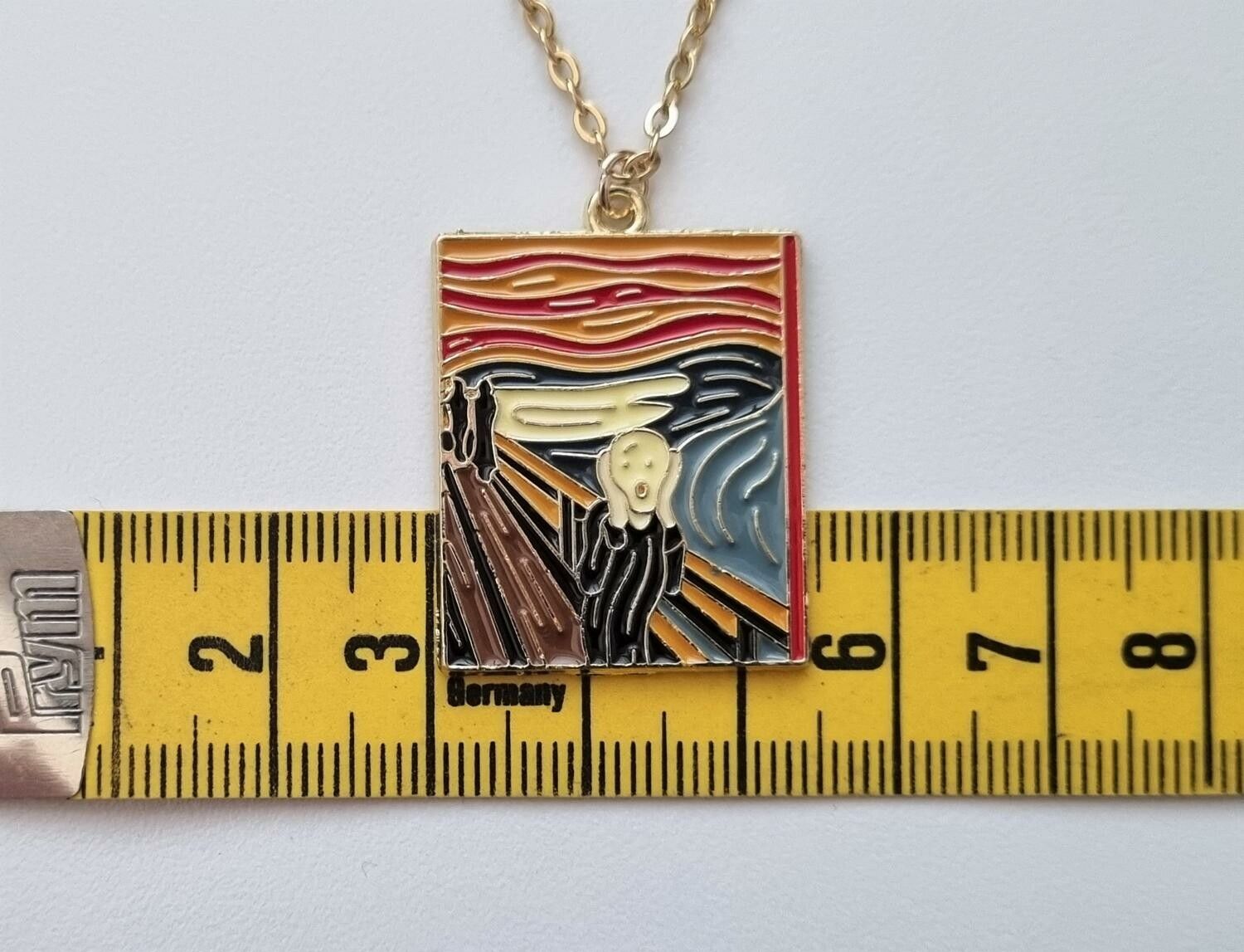 Guldfärgat halsband (45 cm) med porträtt av Skriet