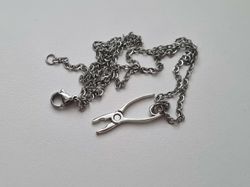 Silverfärgat halsband med en tång