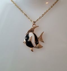 Guldfärgat halsband (60 cm) med en svart/vit fisk