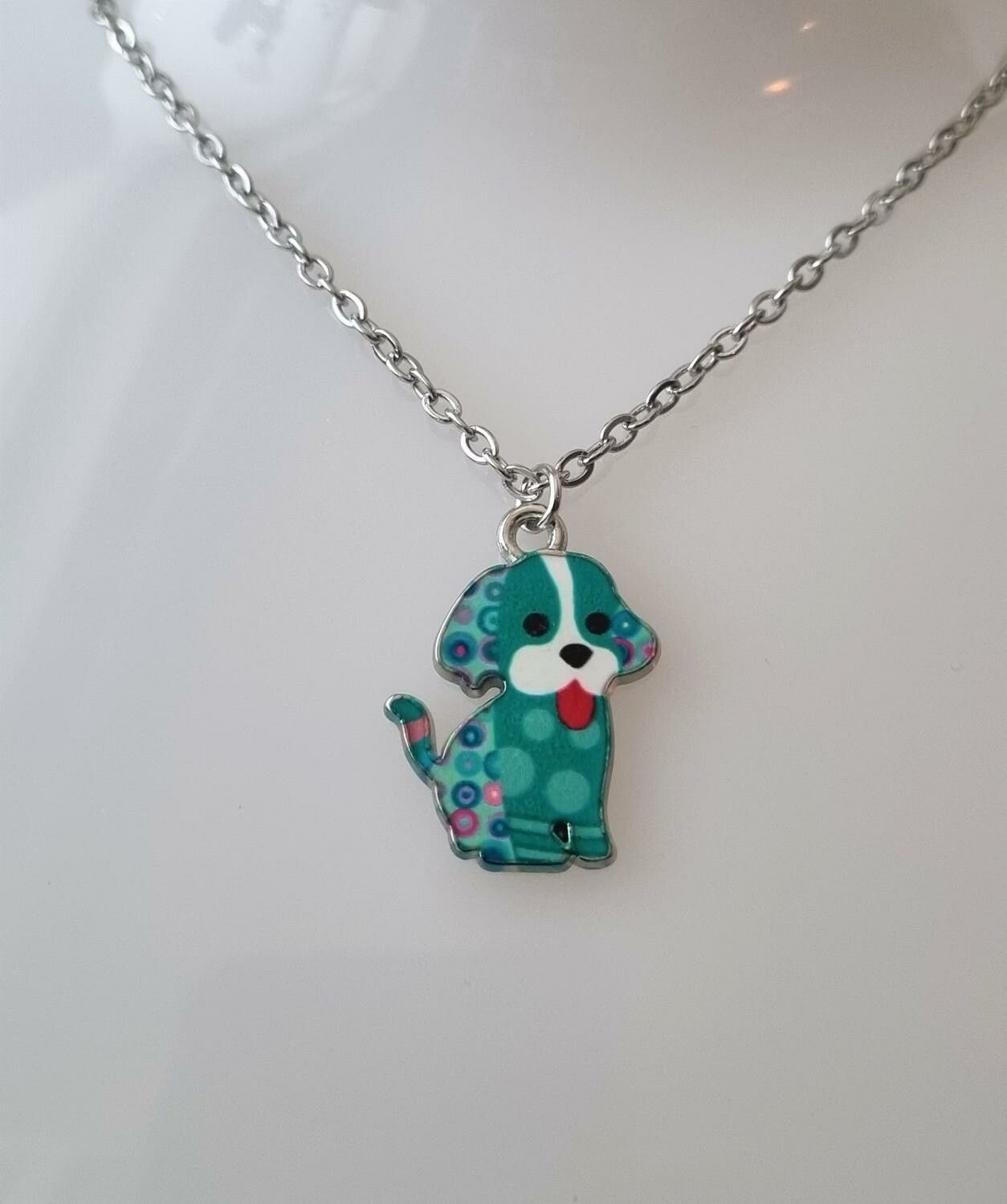 Halsband med hund / hundberlock (50 cm långt halsband)