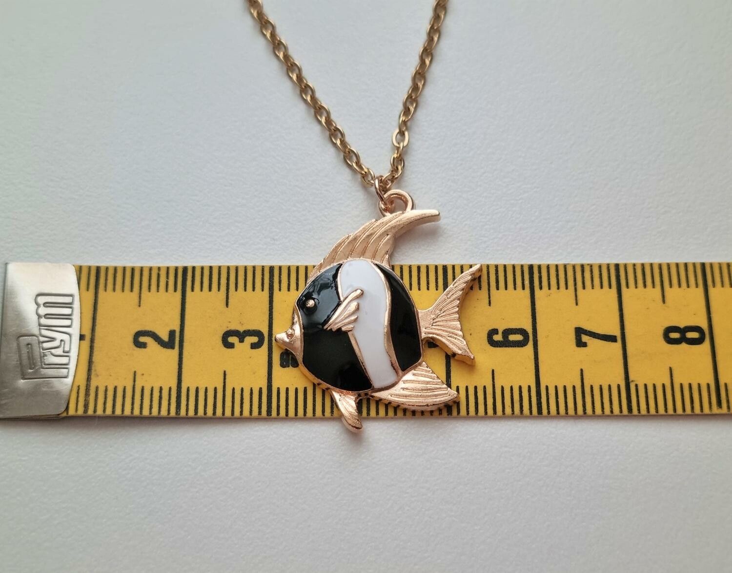 Guldfärgat halsband (60 cm) med en svart/vit fisk