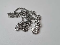 Silverfärgat halsband med en sjöjungfru