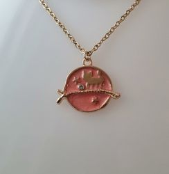 Guldfärgat halsband (60 cm) med en rund berlock