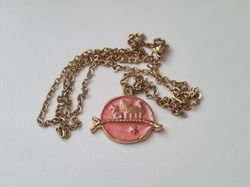 Guldfärgat halsband (60 cm) med en rund berlock