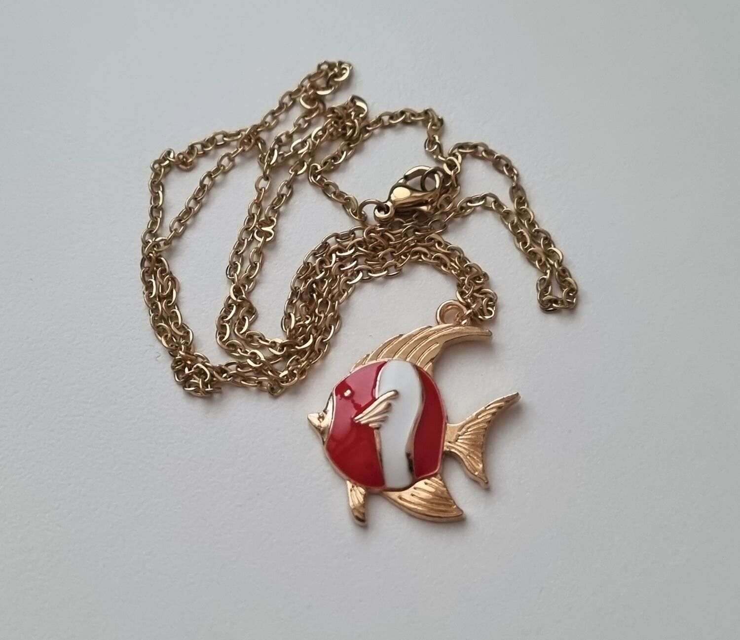 Guldfärgat halsband (60 cm) med en röd/vit fisk, fiskberlock