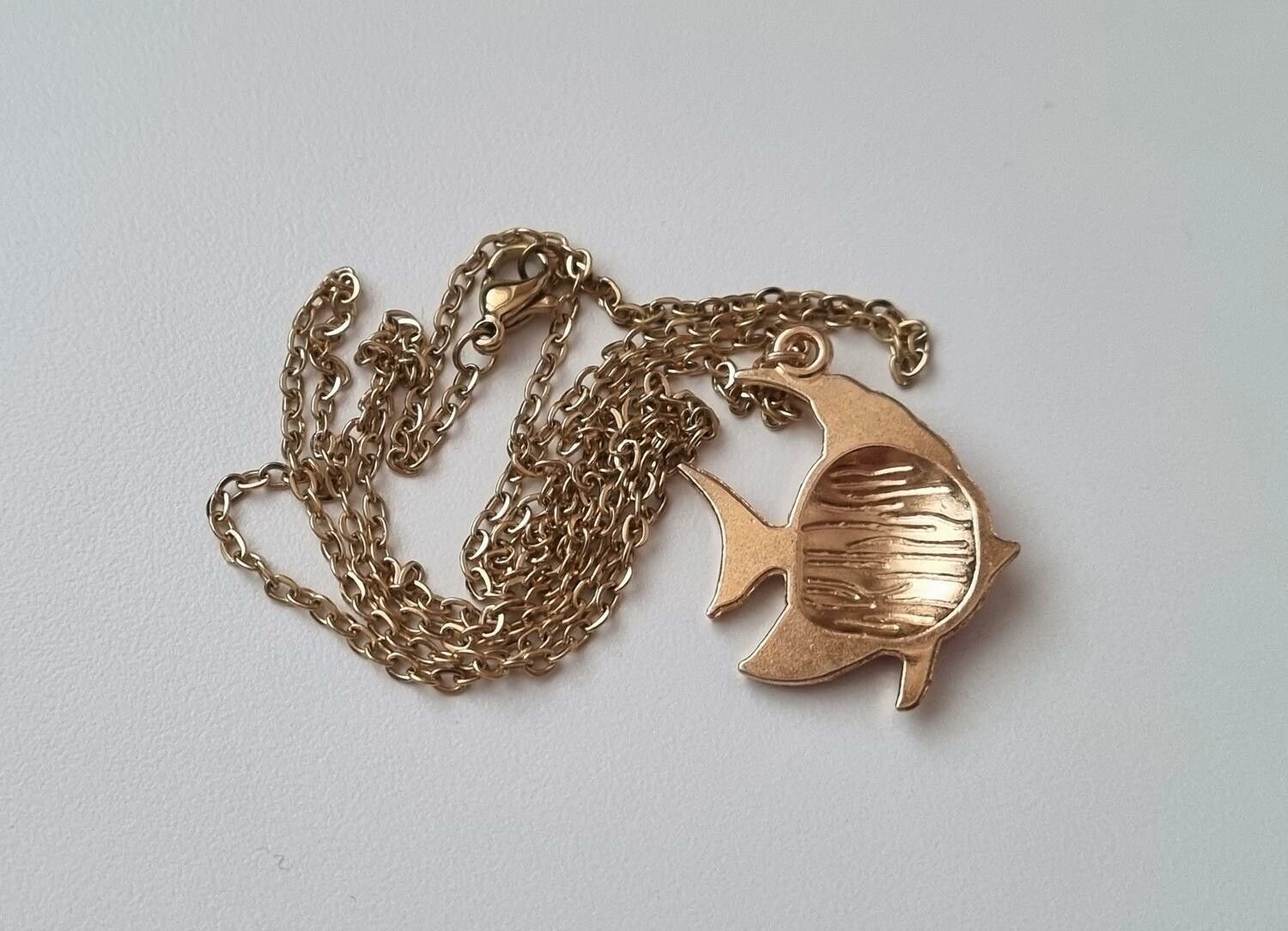 Guldfärgat halsband (60 cm) med en röd/vit fisk, fiskberlock