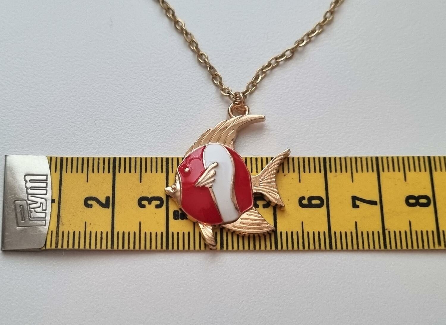 Guldfärgat halsband (60 cm) med en röd/vit fisk, fiskberlock