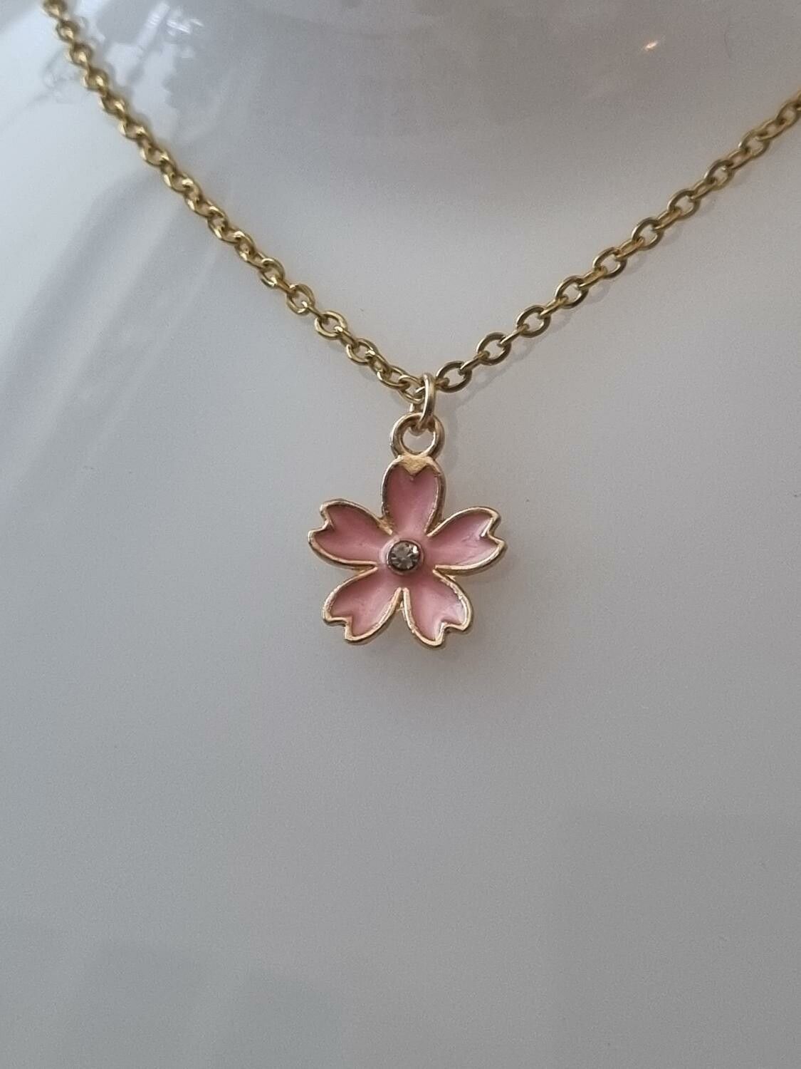 Halsband med blomma (50 cm lång kedja i rostfritt stål)