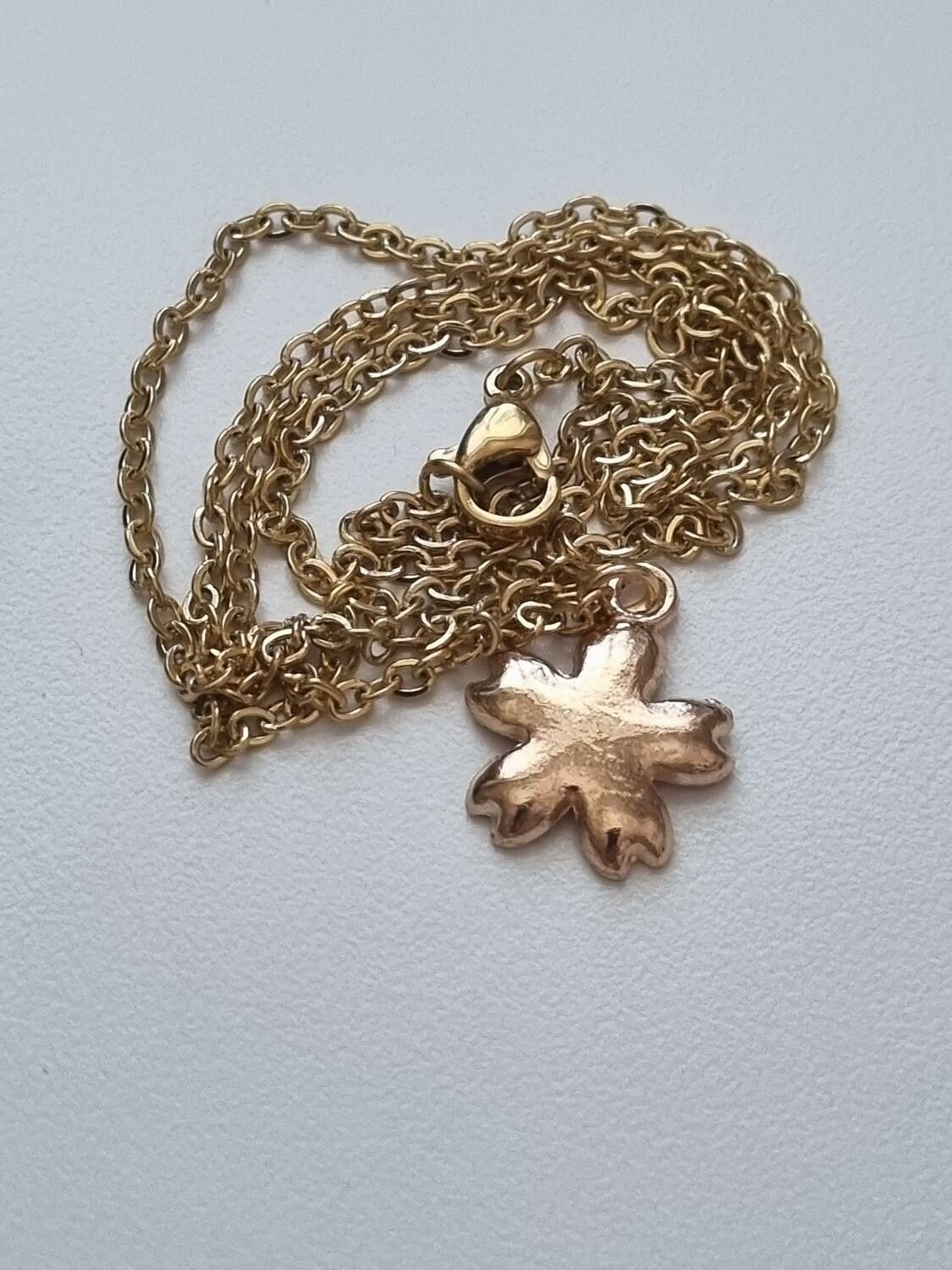 Halsband med blomma (50 cm lång kedja i rostfritt stål)