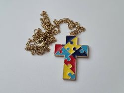 Guldfärgat halsband med en pusselbit / medvetenhet