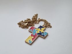 Guldfärgat halsband med en pusselbit / medvetenhet