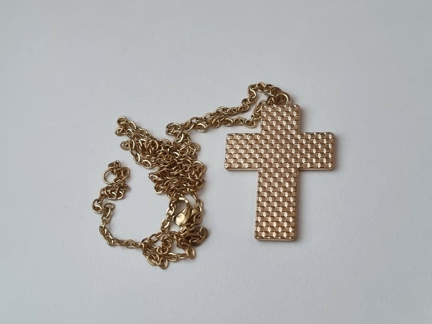 Guldfärgat halsband med en pusselbit / medvetenhet