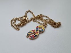 Guldfärgat halsband med en pusselbit / medvetenhet