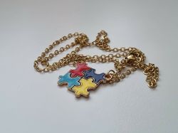 Guldfärgat halsband med en pusselbit / medvetenhet