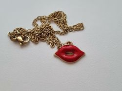 Guldfärgat halsband med en mun / munberlock