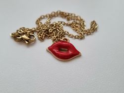 Guldfärgat halsband med en mun / munberlock