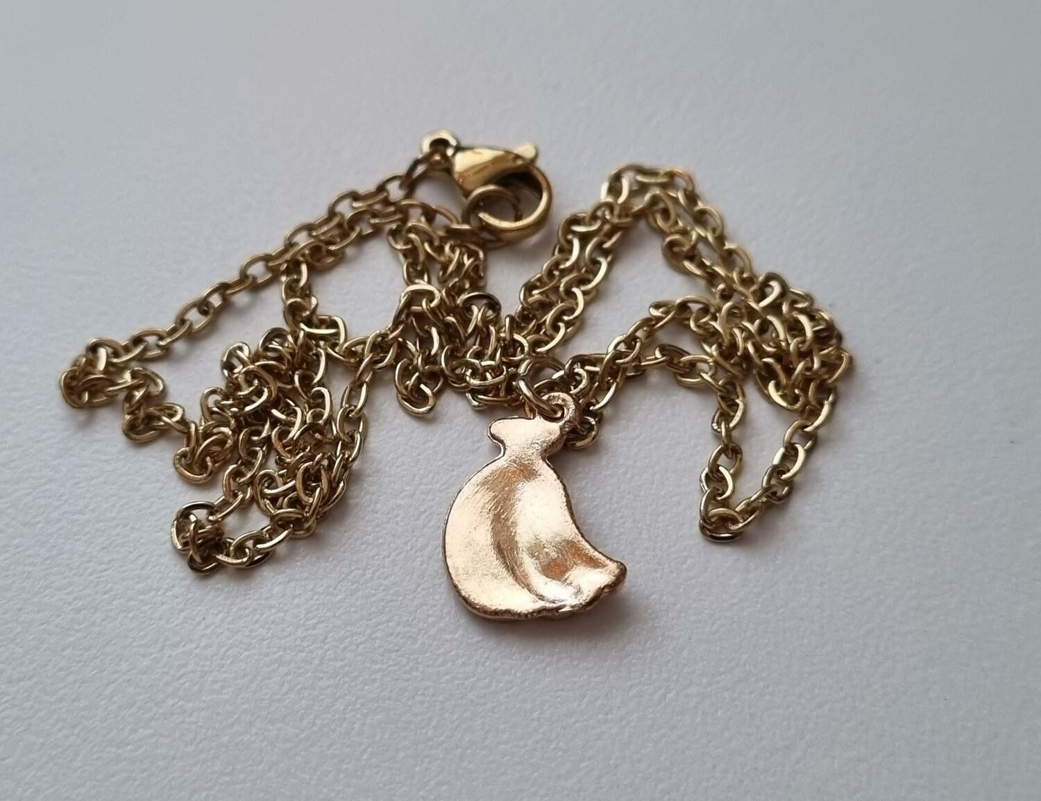 Guldfärgat halsband med en klase bananer