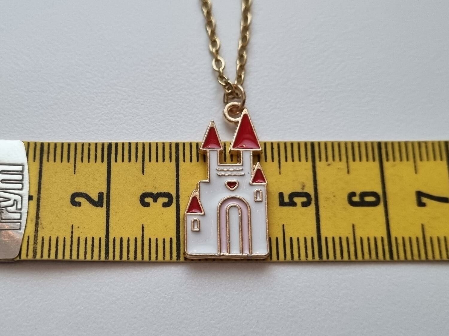 Guldfärgat halsband med ett slott