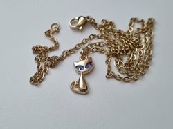 Guldfärgat halsband med en katt