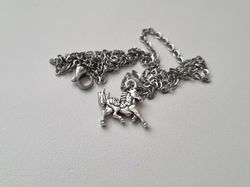 Silverfärgat halsband med en häst