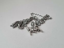 Silverfärgat halsband med en häst