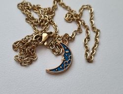 Guldfärgat halsband med en halv måne / halvmåne