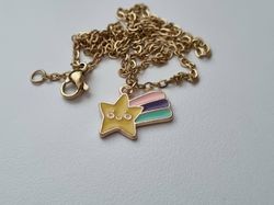 Guldfärgat halsband med en glad stjärna