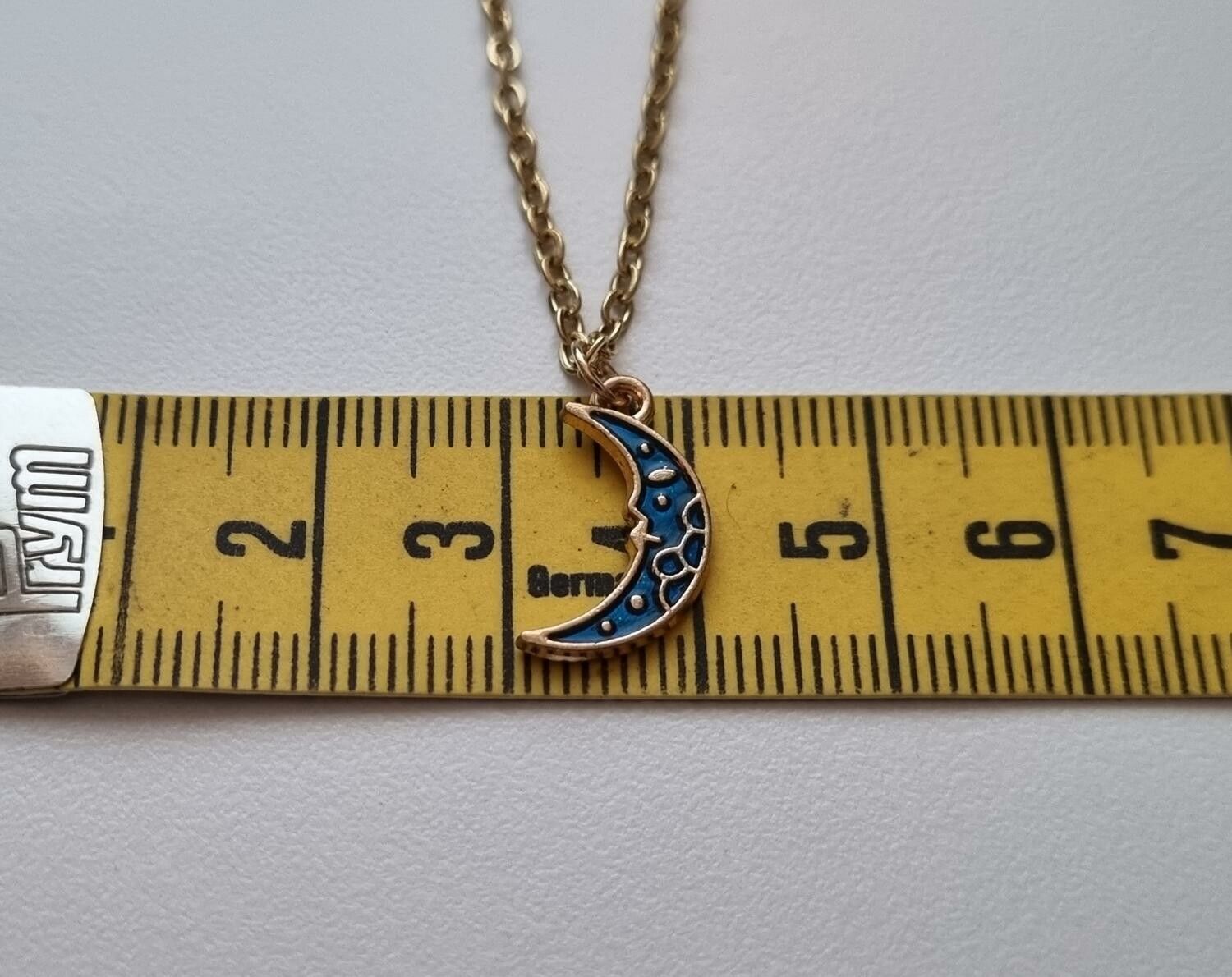 Guldfärgat halsband med en halv måne / halvmåne