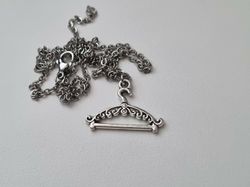 Silverfärgat halsband med en galje