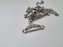 Silverfärgat halsband med en galje