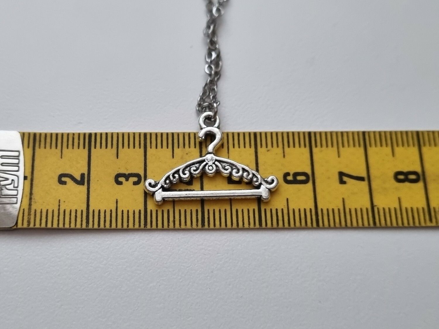 Silverfärgat halsband med en galje