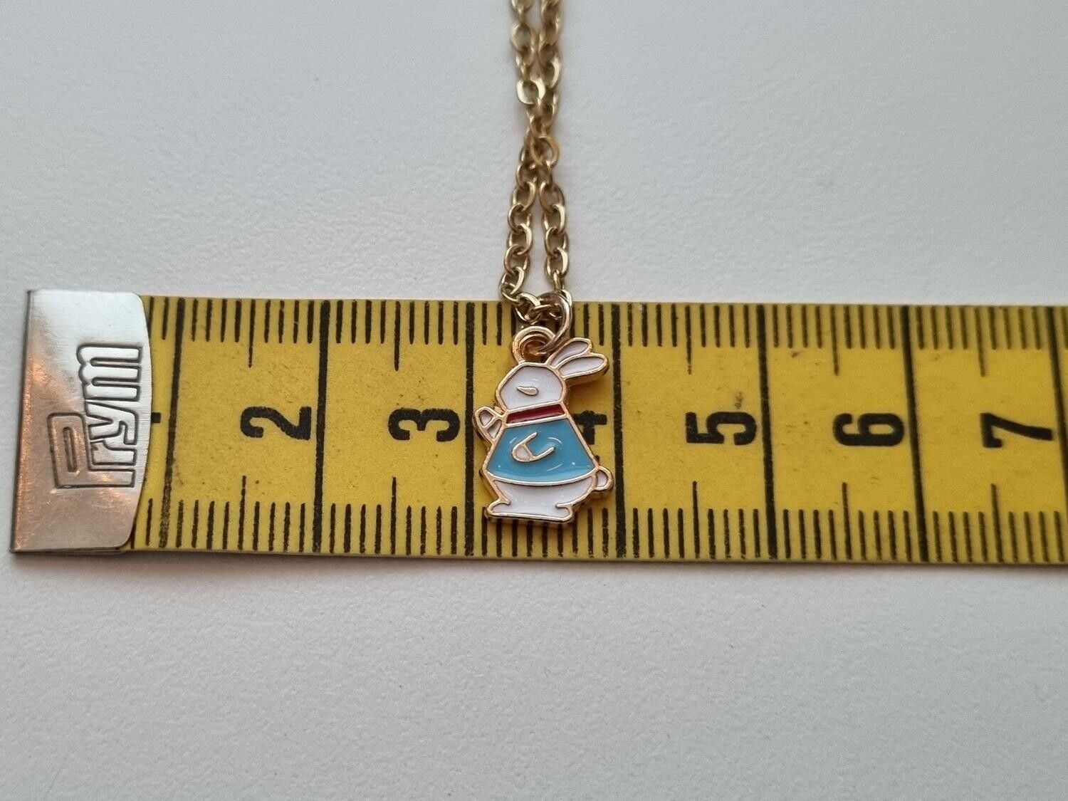Guldfärgat halsband med en flerfärgad kanin / kaninberlock