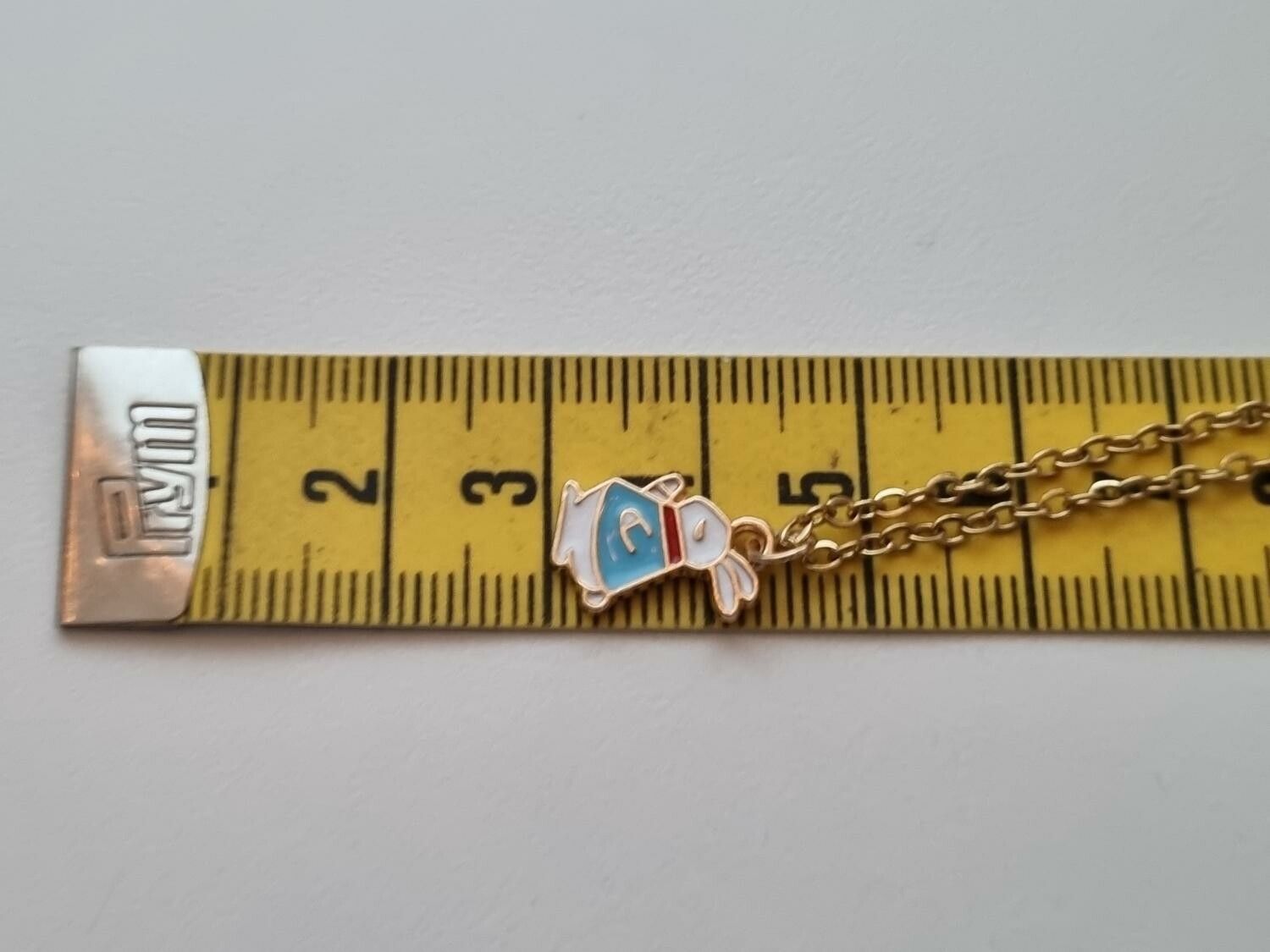 Guldfärgat halsband med en flerfärgad kanin / kaninberlock