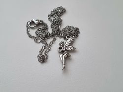 Silverfärgat halsband med en fe