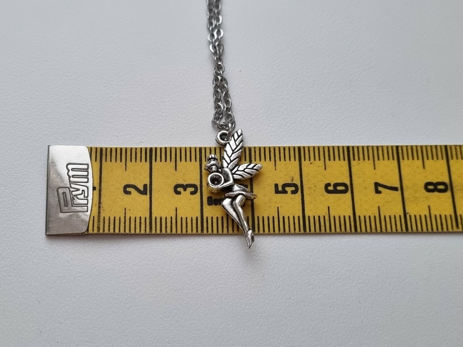 Silverfärgat halsband med en fe