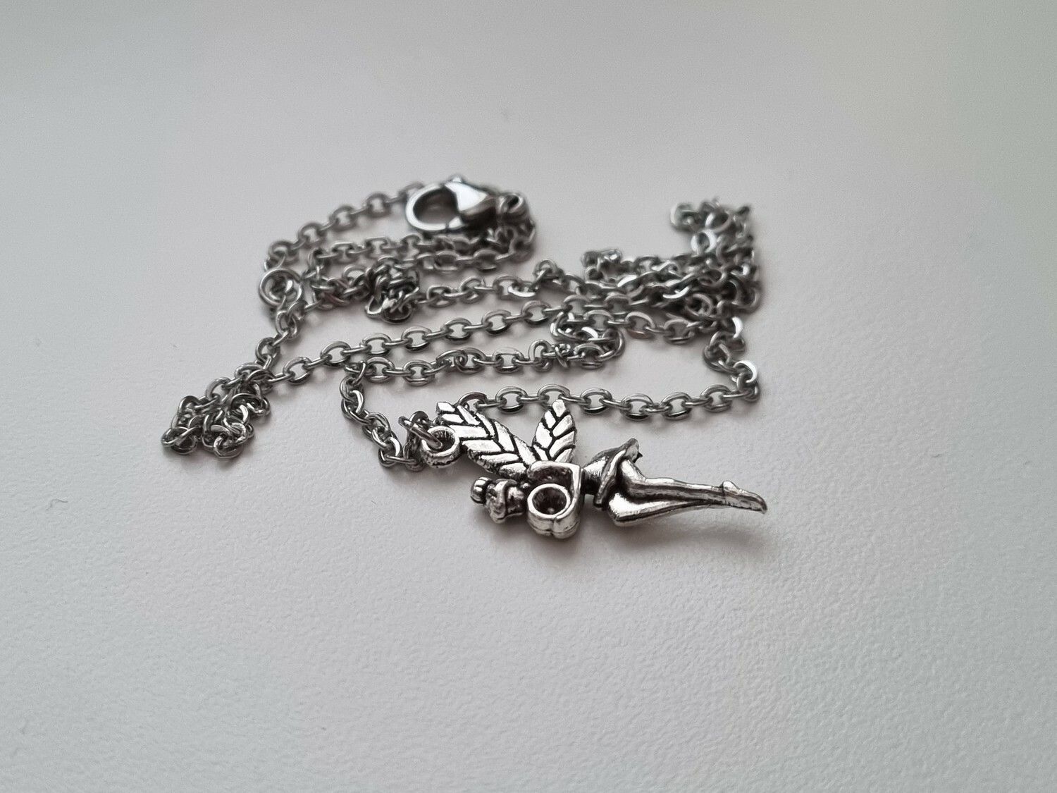 Silverfärgat halsband med en fe