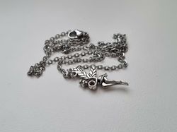 Silverfärgat halsband med en fe