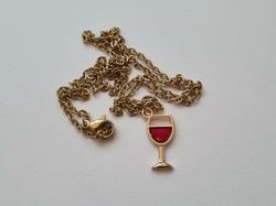 Guldfärgat halsband med en drink / drinkberlock
