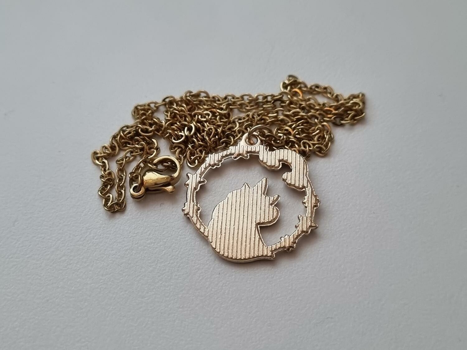 Guldfärgat halsband med en enhörning / enhörningsberlock