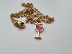 Guldfärgat halsband med en drink / drinkberlock
