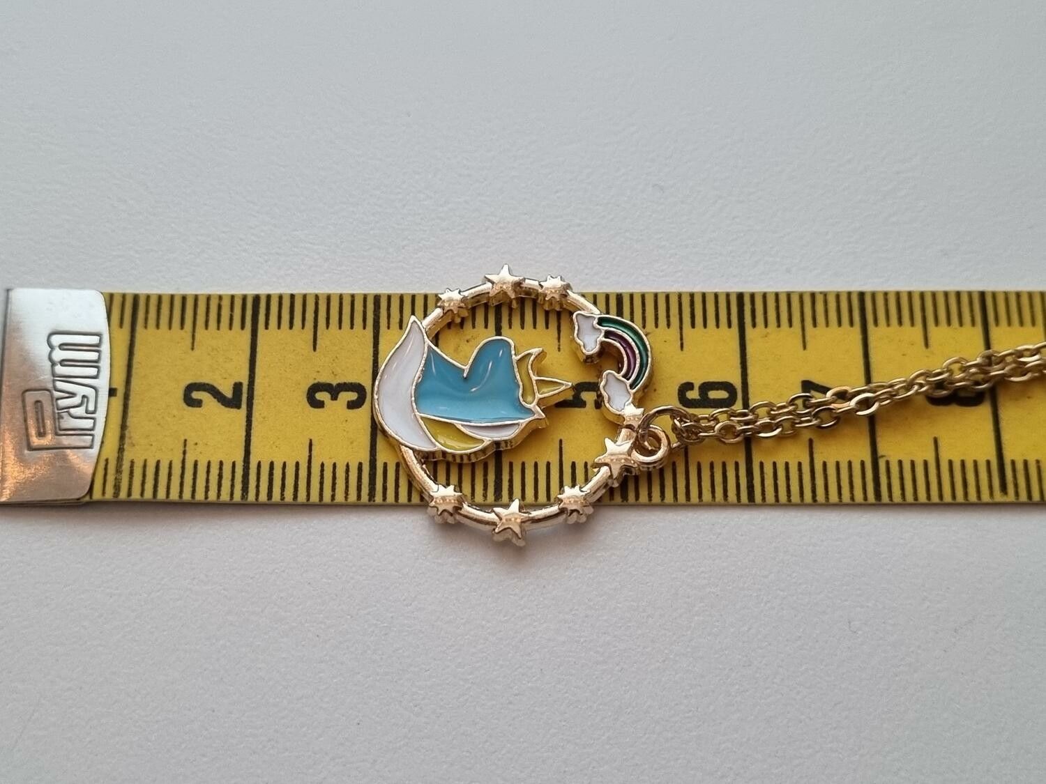 Guldfärgat halsband med en enhörning / enhörningsberlock