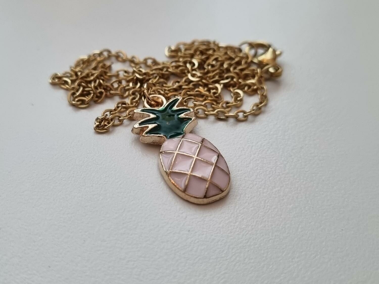 Guldfärgat halsband med en ananas / ananasberlock