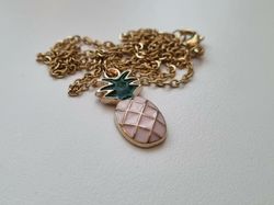 Guldfärgat halsband med en ananas / ananasberlock