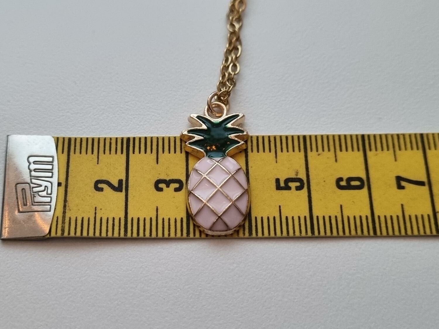 Guldfärgat halsband med en ananas / ananasberlock