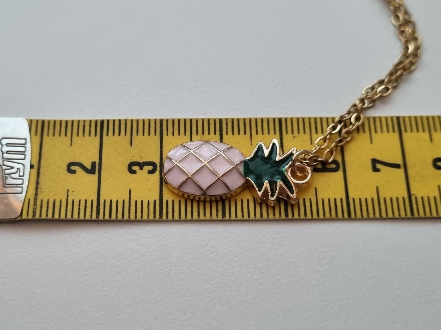 Guldfärgat halsband med en ananas / ananasberlock