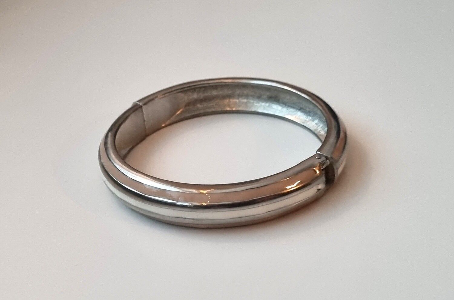 Stilrent armband (vitt och ljusbrunt)