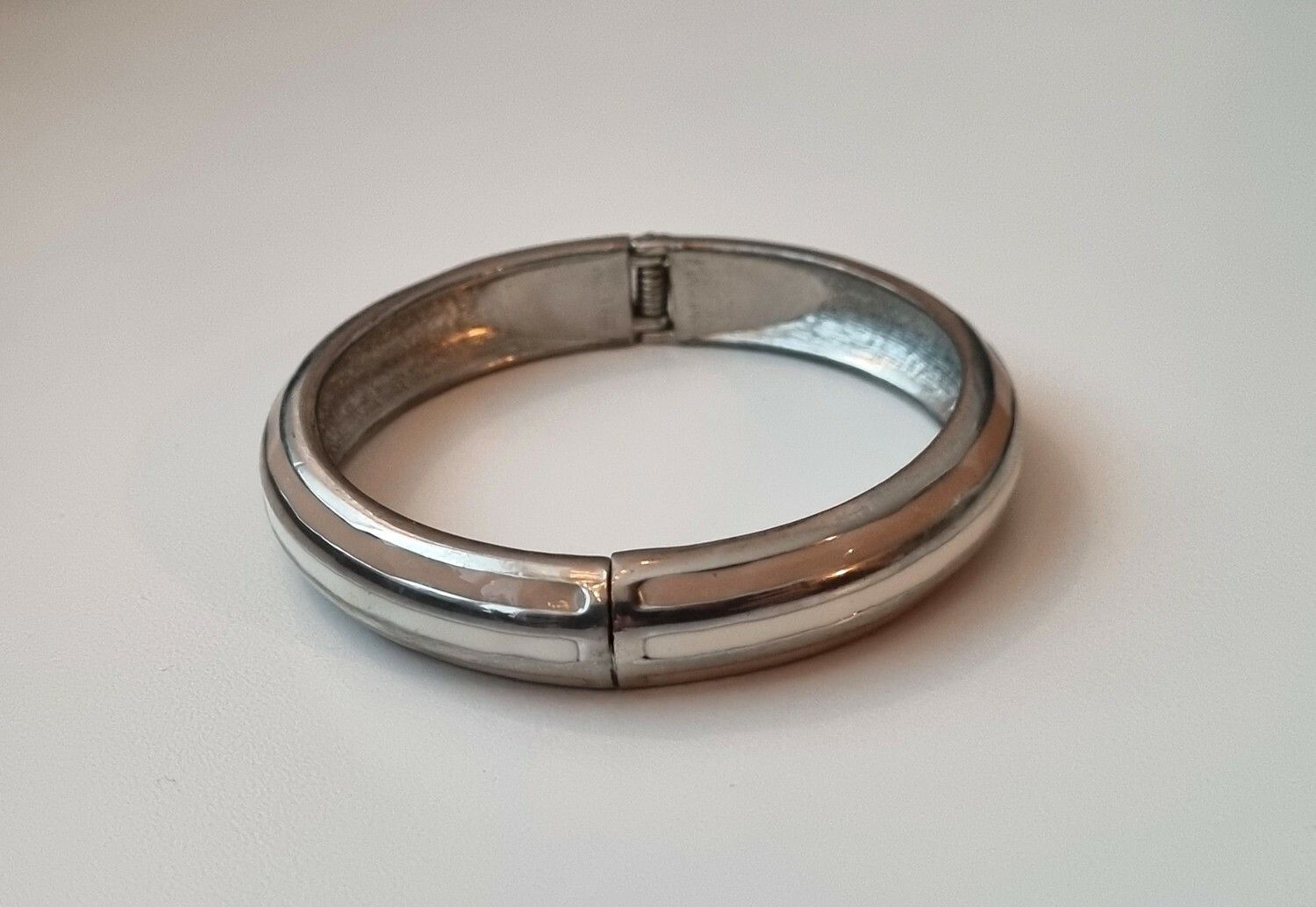 Stilrent armband (vitt och ljusbrunt)
